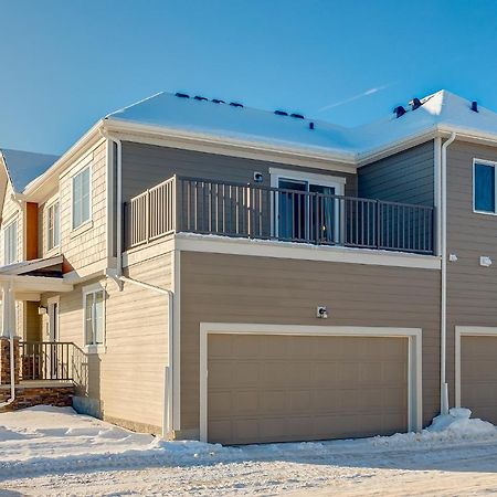 New Home With Ac, Patio And Netflix YYC Exteriör bild