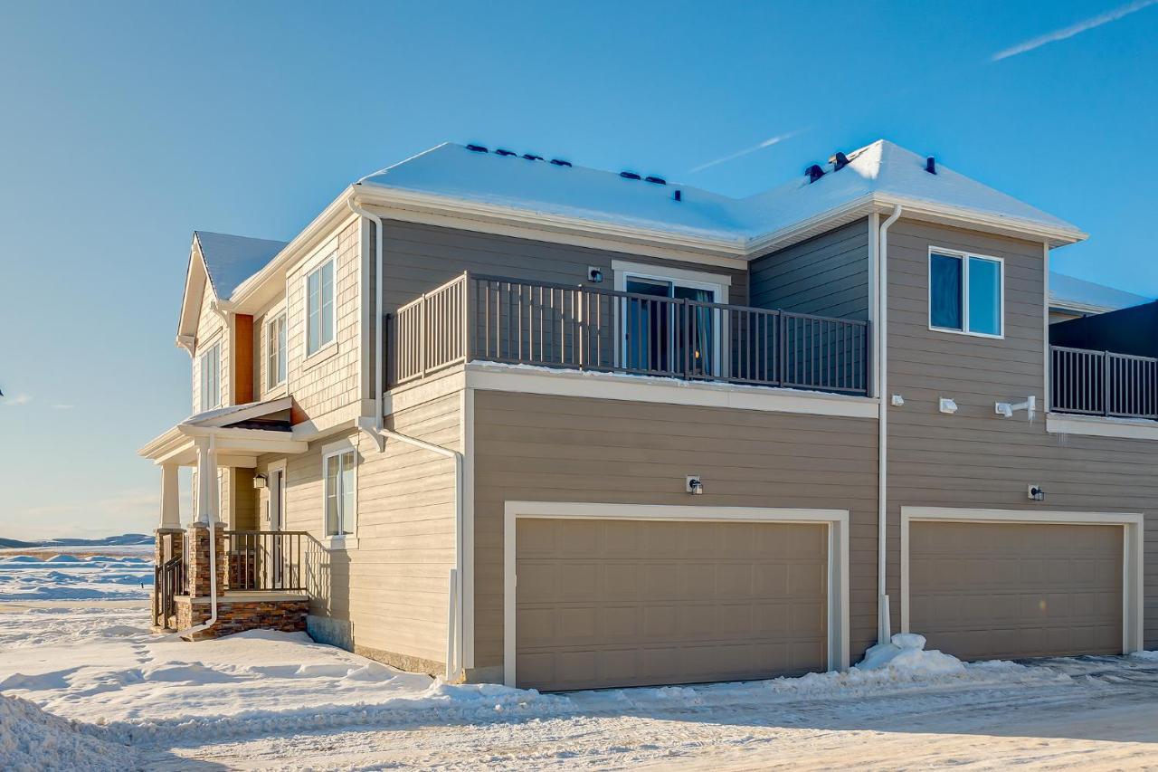 New Home With Ac, Patio And Netflix YYC Exteriör bild