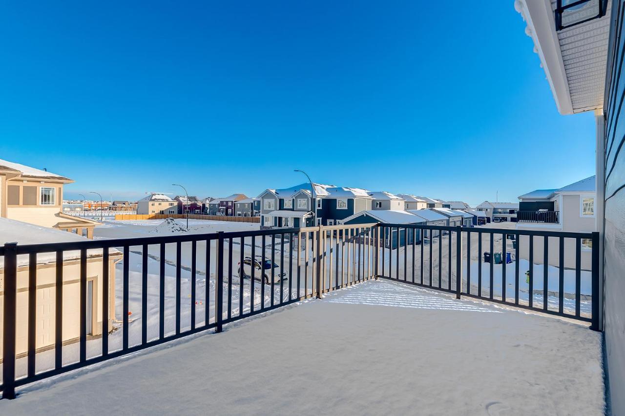 New Home With Ac, Patio And Netflix YYC Exteriör bild