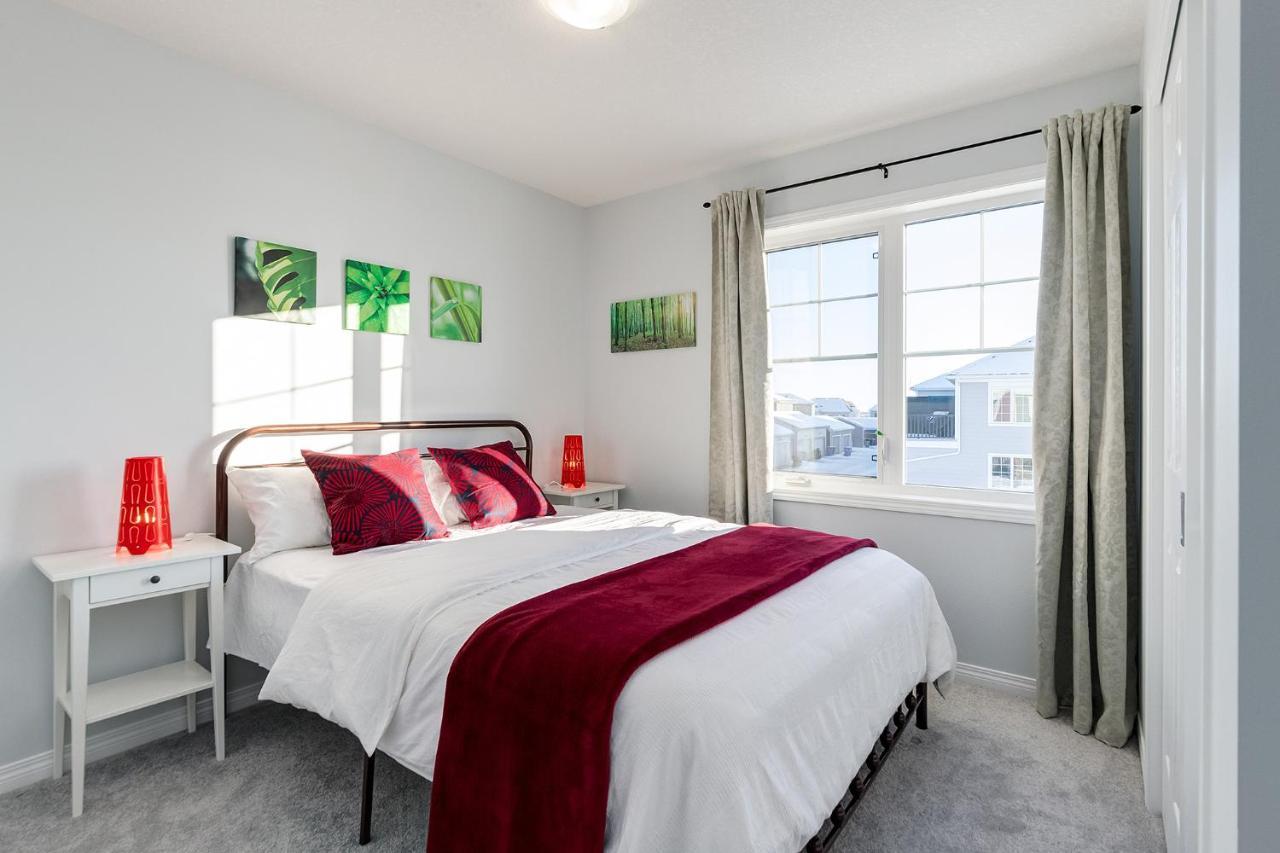 New Home With Ac, Patio And Netflix YYC Exteriör bild